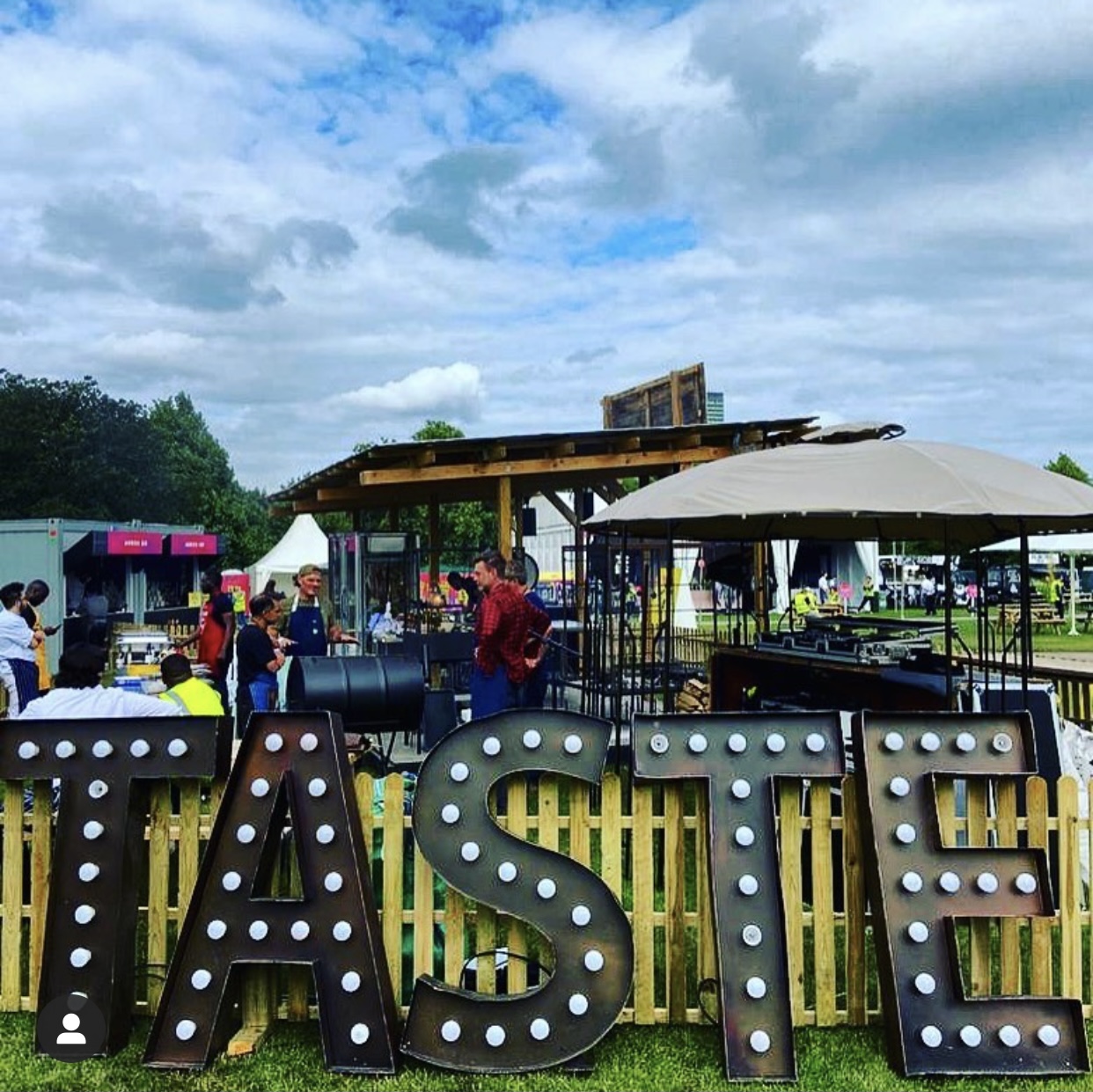 rustic picket fence hire , rustic fence , rustic fence events , picket fence hire , rental of picket fence , wooden fence hire , eventmen , stagemen ,